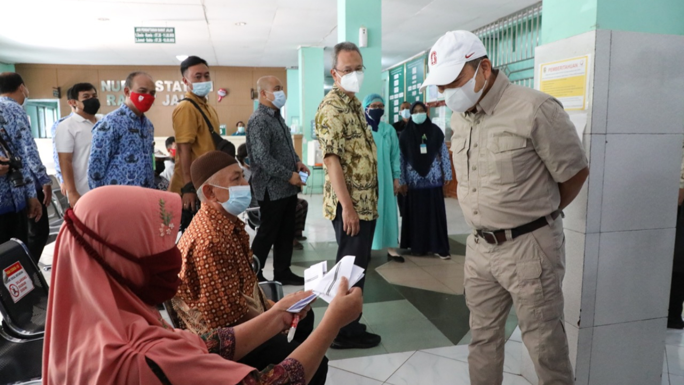 Kunjungi Surakarta dan Karanganyar, Menteri Suharso Tinjau Vaksinasi Hingga UMKM