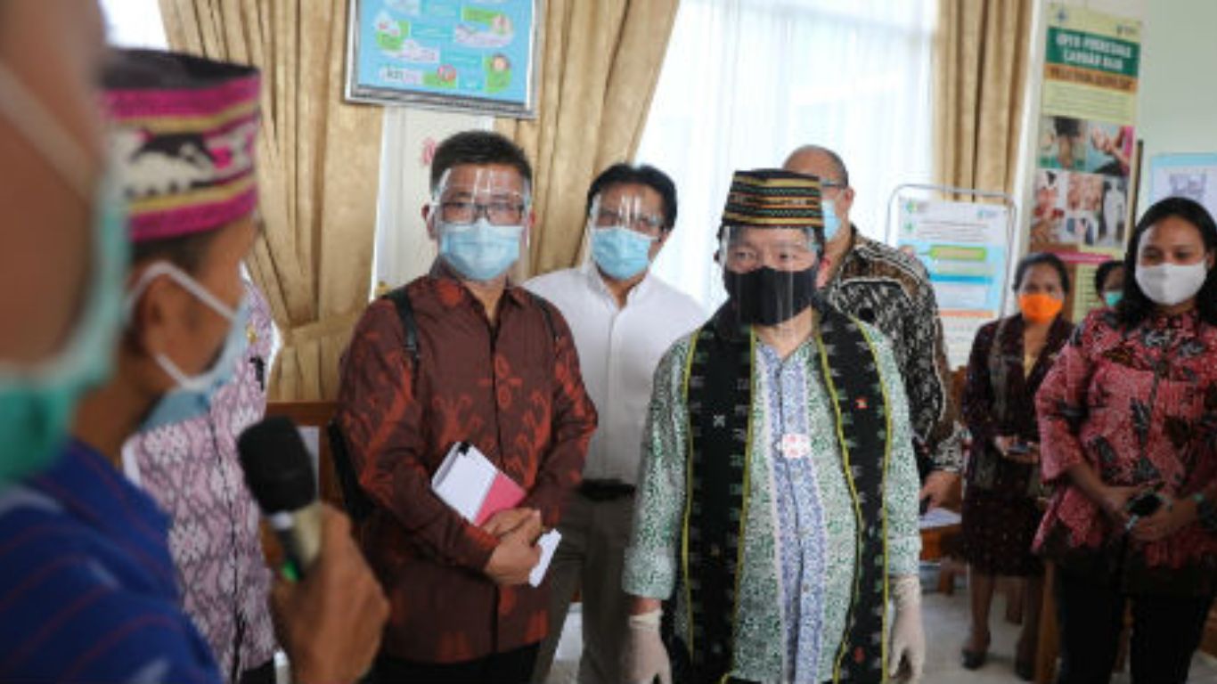 Kunker ke Labuan Bajo, Menteri Suharso Tinjau Kesiapan Penanganan Covid-19 di Faskes Hingga Penyaluran Bansos