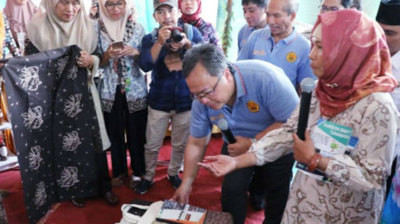 Sukses Dukung PRK dan Berdayakan Masyarakat, Menteri Bambang Resmikan Desa Wonoasri Sebagai Pusat Batik Warna Alam Meru Betiri
