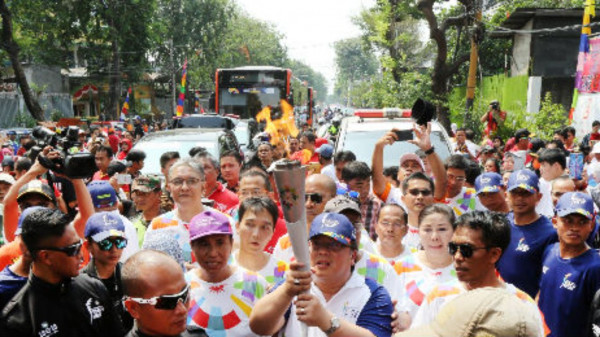 Menteri Bambang Pelari Pertama Pembawa Obor Asian Games 2018 di Jakarta Barat