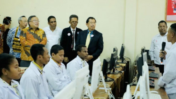 Menteri Bambang Resmikan Peluncuran Sekolah Terintegrasi Berpola Asrama dan Demonstrasi Telemedicine di Jayapura