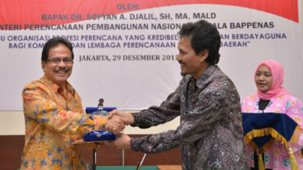 Menteri PPN/Kepala Bappenas Sofyan Djalil Melantik Pengurus Nasional AP2I Periode 2015-2018