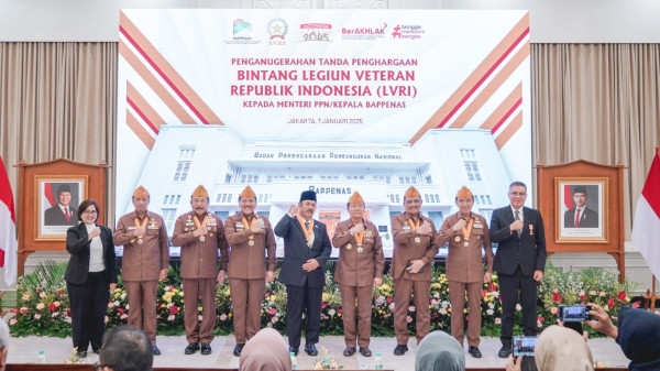 Menteri PPN/Kepala Bappenas Terima Penghargaan Bintang LVRI